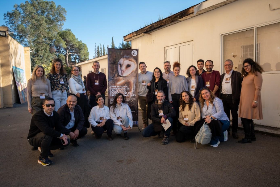 Une image contenant habits, chaussures, ciel, personne

Le contenu généré par l’IA peut être incorrect.