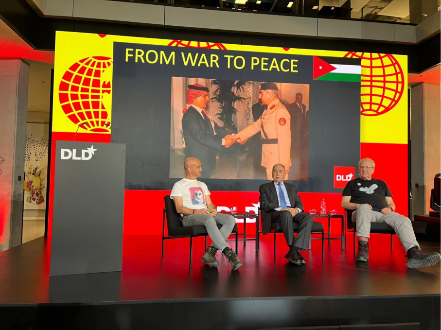 Une image contenant habits, texte, homme, intérieur
Le contenu généré par l’IA peut être incorrect.